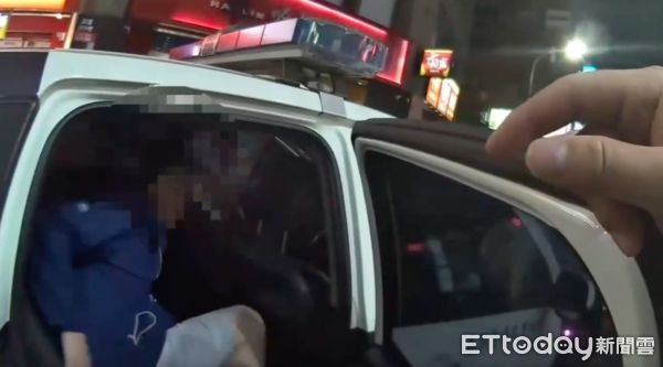 ▲▼吳男在新莊區一家健身房偷男襪，警方搜出4雙，吳男被警方帶回派出所偵訊             。（圖／記者陳以昇翻攝）