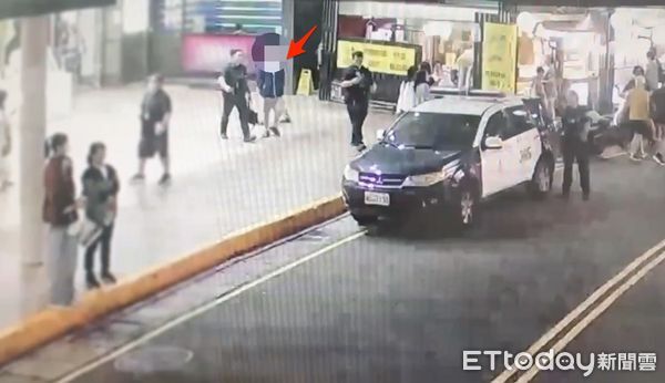 ▲▼吳男在新莊區一家健身房偷男襪，警方搜出4雙，吳男被警方帶回派出所偵訊             。（圖／記者陳以昇翻攝）