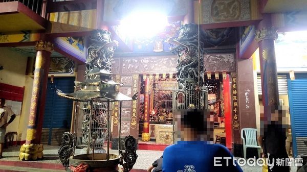 ▲▼一個專門鎖定內門、美濃及六龜等地的廟宇行竊的竊盜集團，利用一條細繩綁著黏有雙面膠的鐵片，伸入功德箱「黏取」香油錢，已有多間廟宇受害。警方於昨日凌晨成功將黃姓主嫌等3人逮捕。（圖／記者吳世龍翻攝）