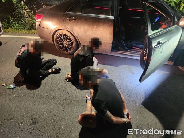 ▲▼一個專門鎖定內門、美濃及六龜等地的廟宇行竊的竊盜集團，利用一條細繩綁著黏有雙面膠的鐵片，伸入功德箱「黏取」香油錢，已有多間廟宇受害。警方於昨日凌晨成功將黃姓主嫌等3人逮捕。（圖／記者吳世龍翻攝）