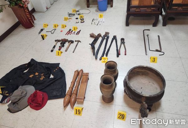 ▲▼一個專門鎖定內門、美濃及六龜等地的廟宇行竊的竊盜集團，利用一條細繩綁著黏有雙面膠的鐵片，伸入功德箱「黏取」香油錢，已有多間廟宇受害。警方於昨日凌晨成功將黃姓主嫌等3人逮捕。（圖／記者吳世龍翻攝）