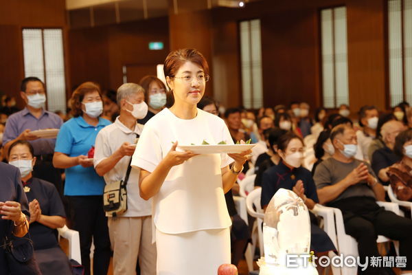 ▲南投縣長許淑華獻供頂禮祈安。（圖／南投縣政府提供）