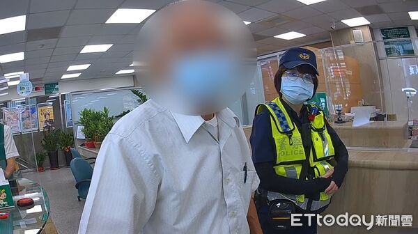 ▲才被騙100萬！台中男又稱要「領30萬當家用」　警到場他氣炸騎車走人。（圖／記者游瓊華翻攝）