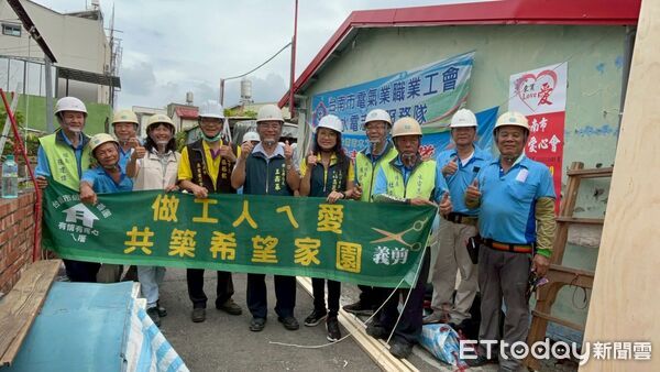 ▲台南做工行善團帶領工會志工深入災區，一步步修繕破損家園。（記者林東良翻攝）