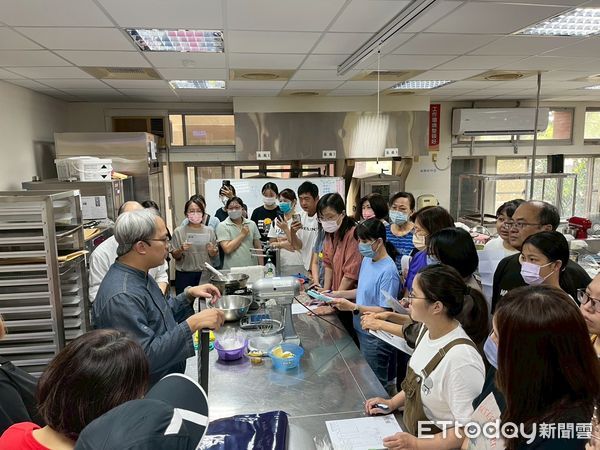 ▲台南勞工局在曾文園區開辦「奶油烤年糕」課程，學員親手烘焙甜點。（記者林東良翻攝，下同）