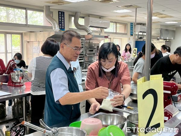 ▲台南勞工局在曾文園區開辦「奶油烤年糕」課程，學員親手烘焙甜點。（記者林東良翻攝，下同）