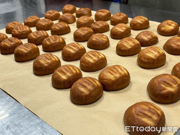 ▲台南勞工局在曾文園區開辦「奶油烤年糕」課程，學員親手烘焙甜點。（記者林東良翻攝，下同）