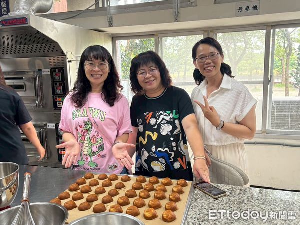 ▲台南勞工局在曾文園區開辦「奶油烤年糕」課程，學員親手烘焙甜點。（記者林東良翻攝，下同）