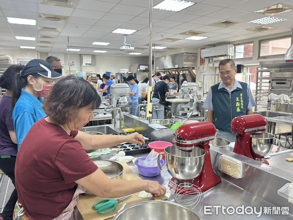 ▲台南勞工局在曾文園區開辦「奶油烤年糕」課程，學員親手烘焙甜點。（記者林東良翻攝，下同）
