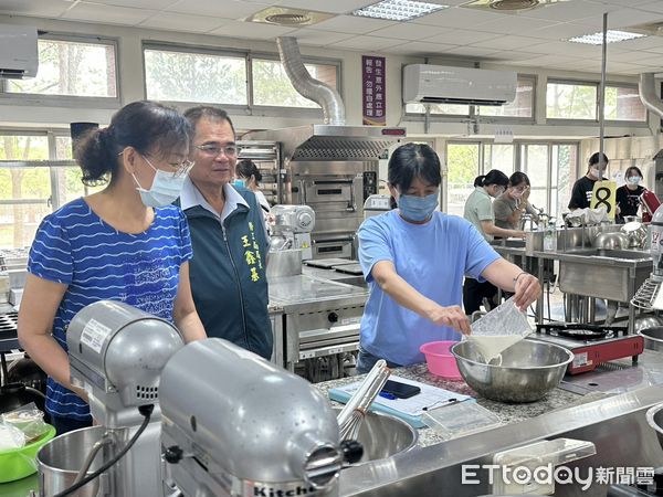 ▲台南勞工局在曾文園區開辦「奶油烤年糕」課程，學員親手烘焙甜點。（記者林東良翻攝，下同）