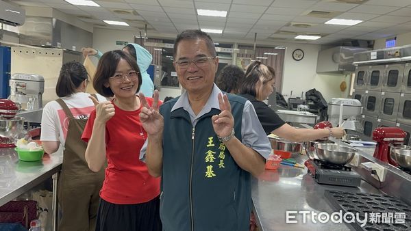 ▲台南勞工局在曾文園區開辦「奶油烤年糕」課程，學員親手烘焙甜點。（記者林東良翻攝，下同）