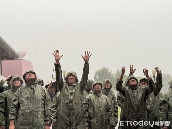 ▲▼  阿管處神木下婚禮穿雨衣冒雨搶繡球，見證對愛情的渴望及堅貞  。（圖／記者翁伊森攝）