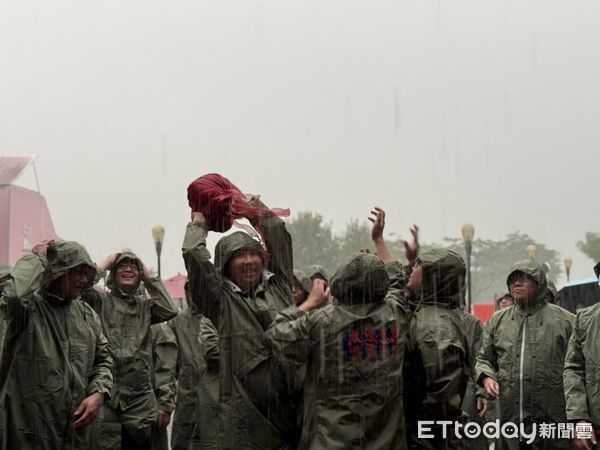 ▲▼  阿管處神木下婚禮穿雨衣冒雨搶繡球，見證對愛情的渴望及堅貞  。（圖／記者翁伊森攝）