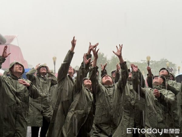 ▲▼  阿管處神木下婚禮穿雨衣冒雨搶繡球，見證對愛情的渴望及堅貞  。（圖／記者翁伊森攝）