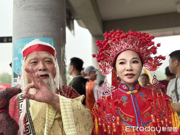 ▲▼  阿管處神木下婚禮穿雨衣冒雨搶繡球，見證對愛情的渴望及堅貞  。（圖／記者翁伊森攝）
