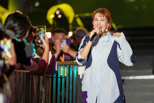 ▲▼曾沛慈、血肉果汁機接力飆唱。（圖／桃園市政府提供）