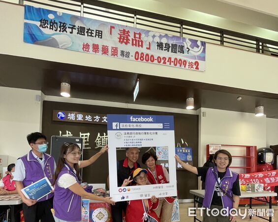 ▲法務部保護司長洪信旭（左 2）、臺灣高檢署臺中分署檢察長林錦村（右 2）、南投地檢署檢察長郭景東（左 1）與執行署彰化分署長郭景銘（右 1）於打卡框合影。（圖／記者高堂堯翻攝）