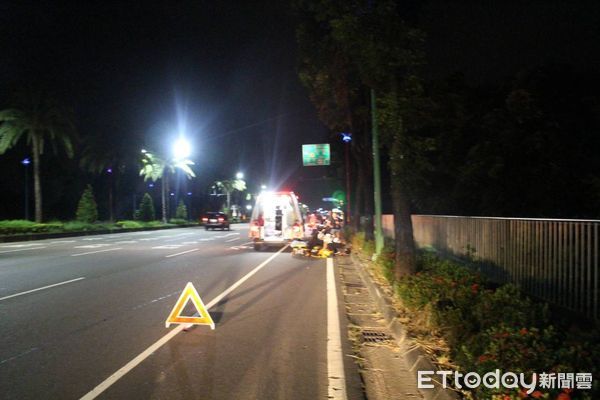 ▲屏東市建國路高屏橋下橋路段交通事故。（圖／記者陳崑福翻攝）