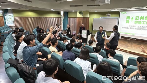 ▲台南市長黃偉哲親臨「南青公共議題辯論工作坊」，與青年學子互動，鼓勵以理性辯論關心公共事務。（圖／記者林東良翻攝，下同）