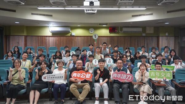 ▲台南市長黃偉哲親臨「南青公共議題辯論工作坊」，與青年學子互動，鼓勵以理性辯論關心公共事務。（圖／記者林東良翻攝，下同）