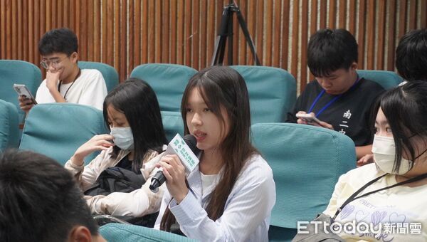 ▲台南市長黃偉哲親臨「南青公共議題辯論工作坊」，與青年學子互動，鼓勵以理性辯論關心公共事務。（圖／記者林東良翻攝，下同）