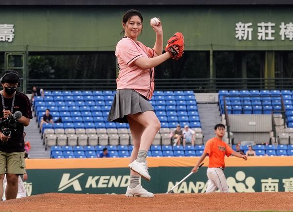 ▲▼劉品言、連晨翔開球。（圖／統一獅提供）