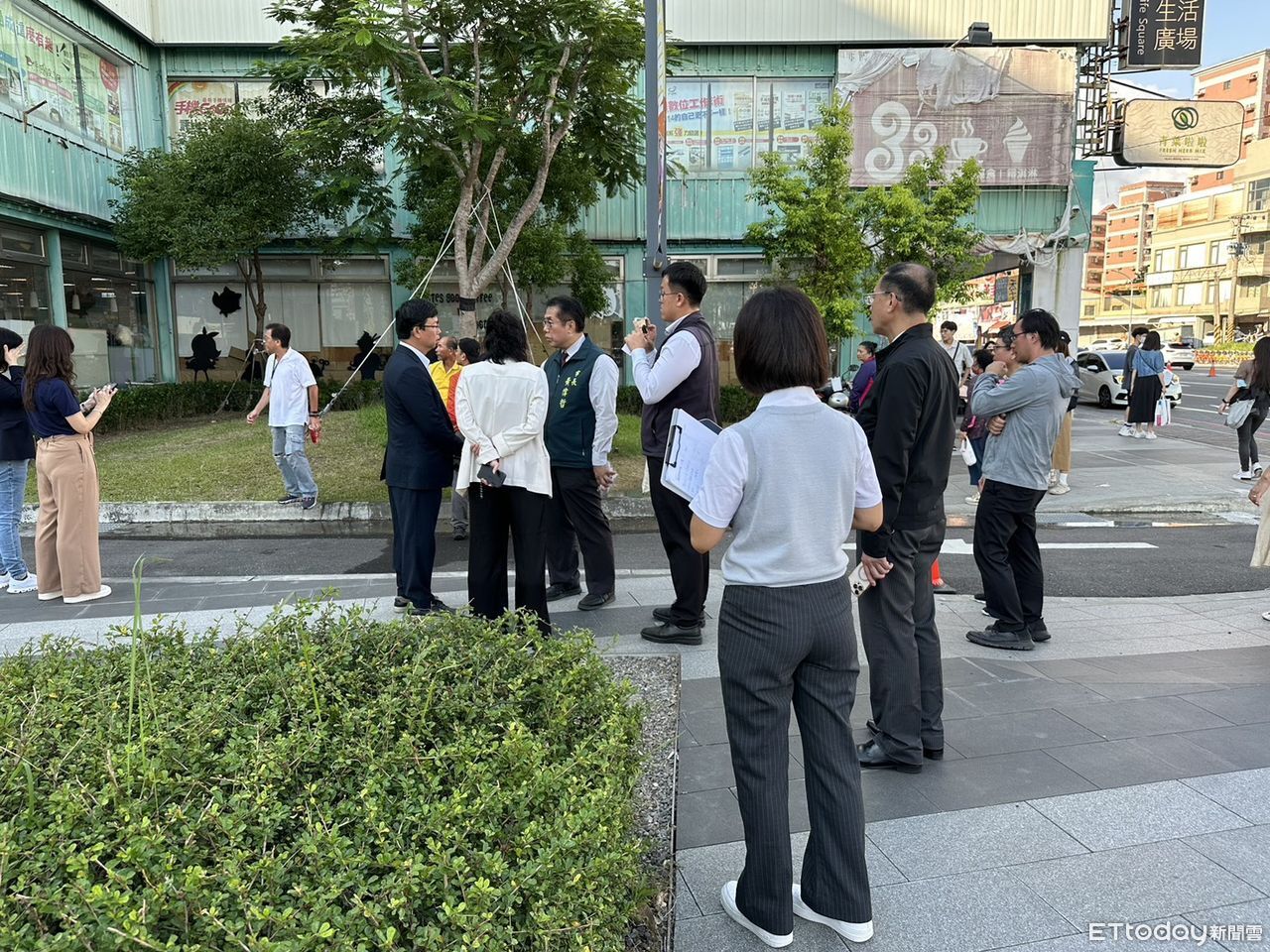新光三越小北店試營運湧人潮　市長、警長督察交通一天開出200張紅單