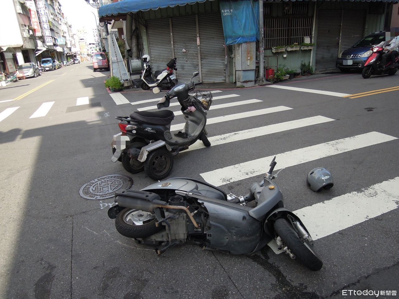 驚險！台中無照嬤騎四輪車左轉撞孕婦　2人倒地送醫
