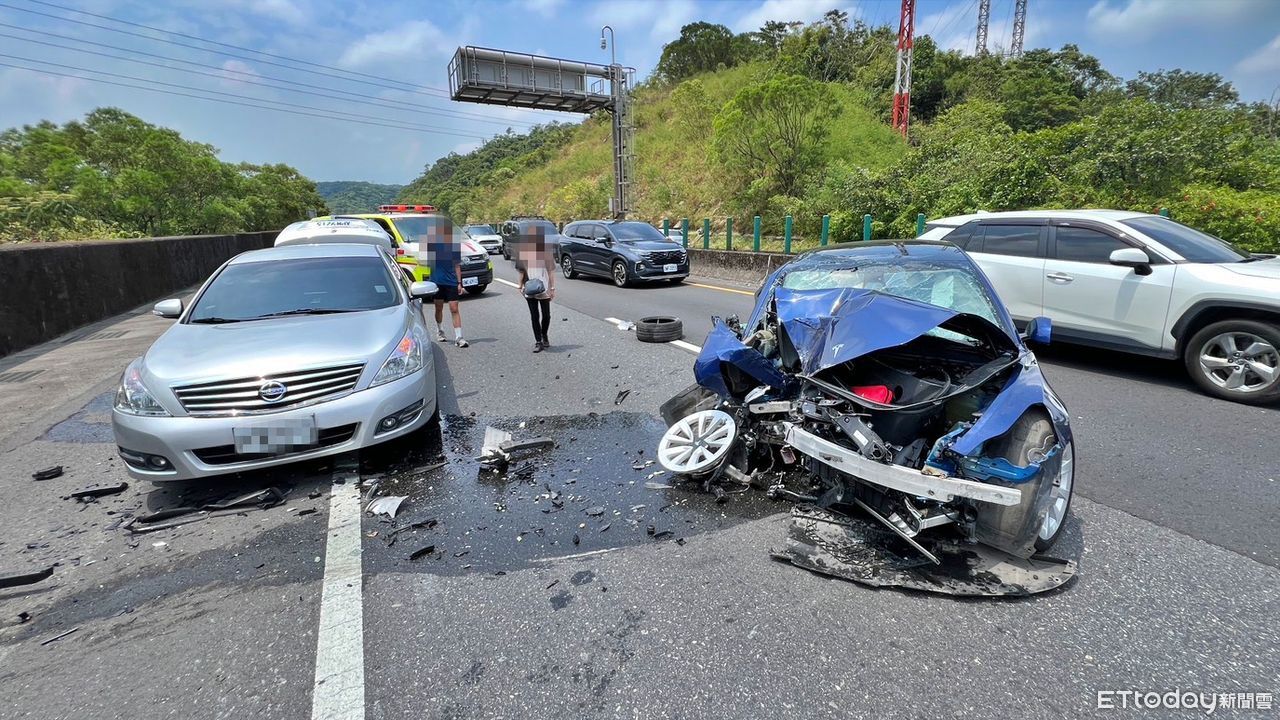 台62線特斯拉撞護欄！「車頭全爛」輪胎噴飛　整台打橫路中