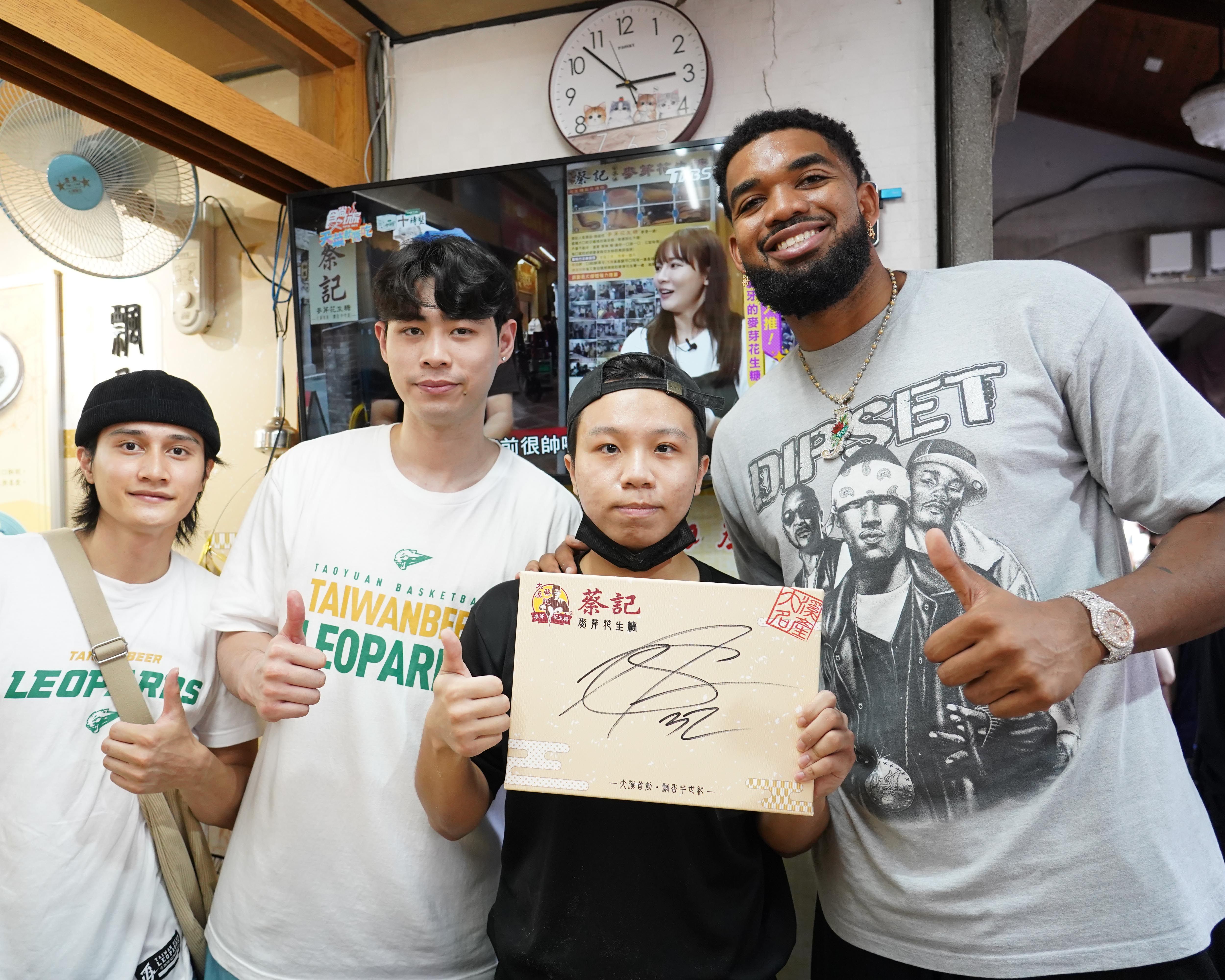 ▲▼NBA球星唐斯現身大溪老街，大啖豆乾、蘿蔔糕與百年油飯。（圖／桃園市政府提供）