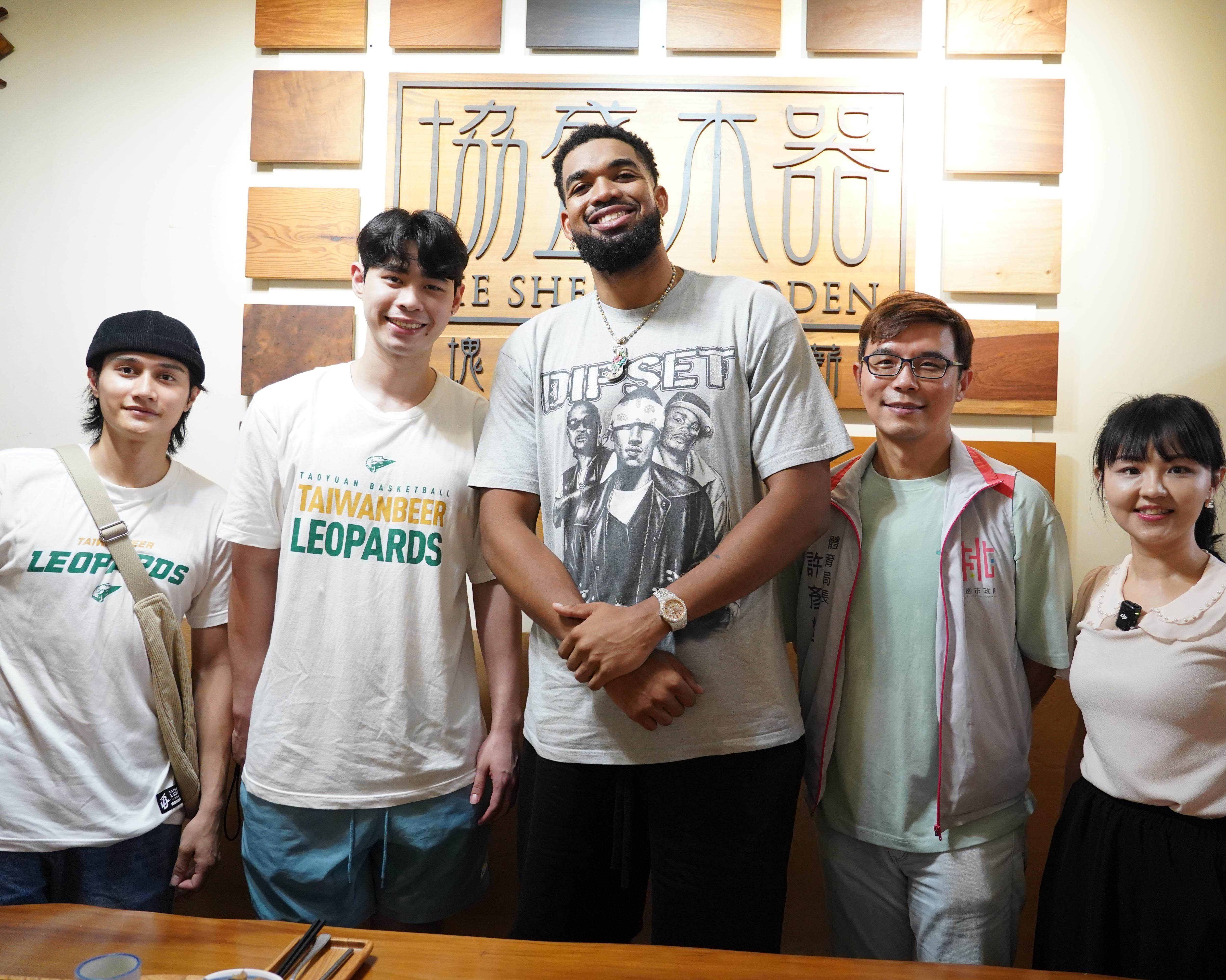 ▲▼NBA球星唐斯現身大溪老街，大啖豆乾、蘿蔔糕與百年油飯。（圖／桃園市政府提供）