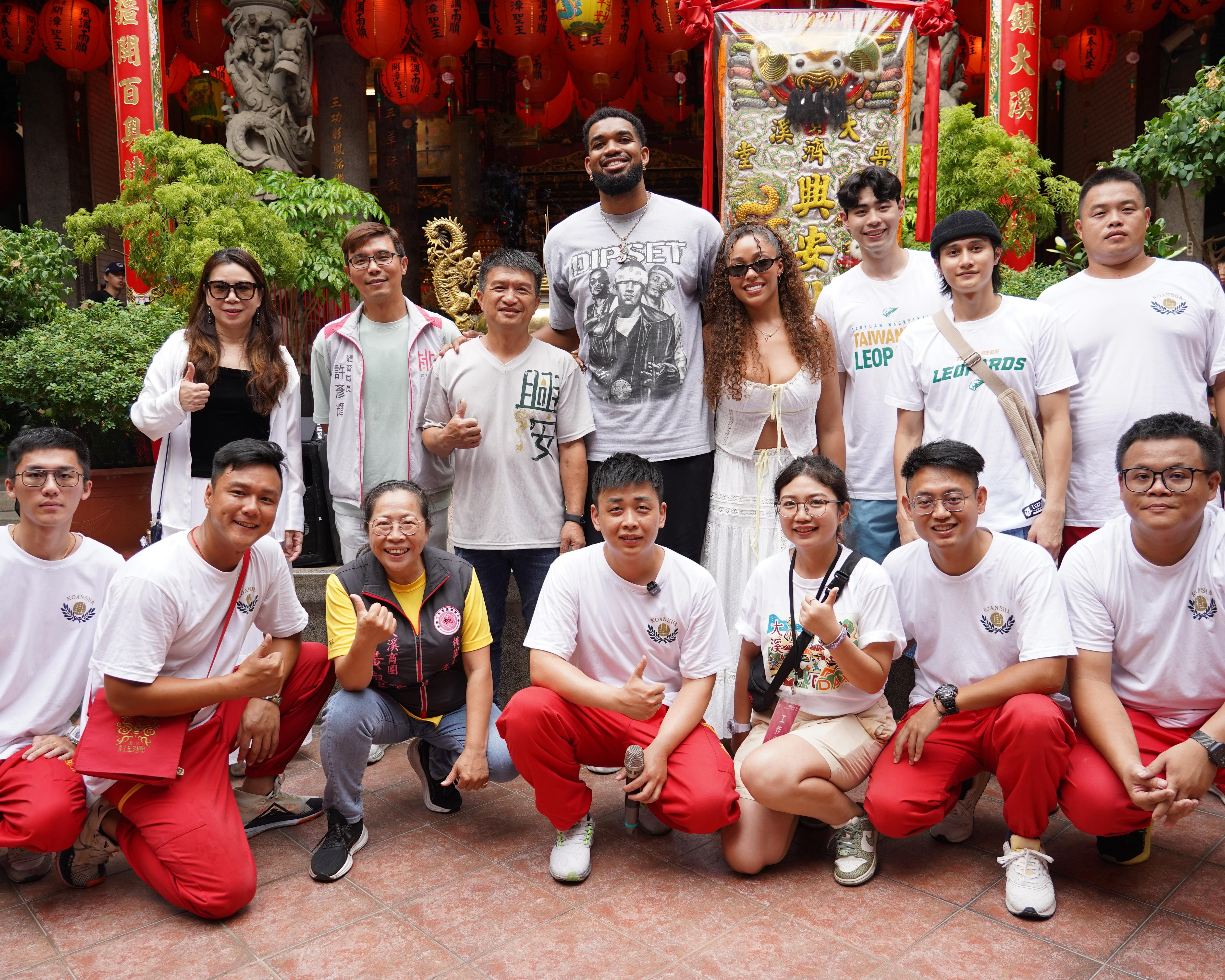 ▲▼NBA球星唐斯現身大溪老街，大啖豆乾、蘿蔔糕與百年油飯。（圖／桃園市政府提供）