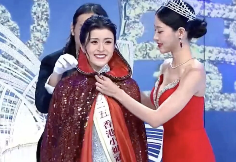 ▲2025香港小姐后冠由26歲的博士生陳詠詩摘下。（圖／翻攝微博）