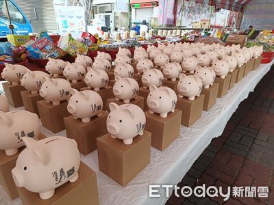 安平靈濟殿「孤棚祭」登場 200隻豬仔撲滿一上架秒殺