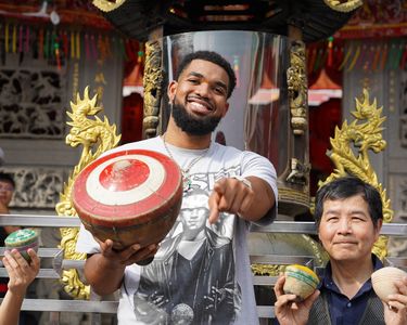 NBA明星中鋒唐斯現身大溪老街　手作花生糖、嗨玩陀螺