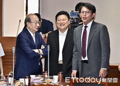 一笑泯恩仇!柯建銘帶王義川到藍黨團遞橄欖枝 不違法違憲都可談