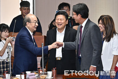 黃國昌聊汽油彈、傅崐萁噹老柯 藍幹部交接「朝野有說有笑」