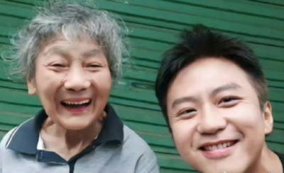 大咖男星坐路邊「陪攤販奶奶賣菜」！私下轉3萬金援　5年如一超暖心