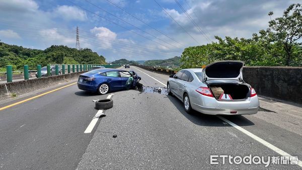 ▲基隆台62線特斯拉自撞「車頭全毀」。（圖／記者郭世賢翻攝）