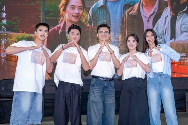 ▲電影《我家的事》重返拍攝地社頭舉辦千人首映會，導演潘客印，帶著主演高伊玲、黃珮琪、曾敬驊、藍葦華重回拍攝地。（圖／牽猴子提供）