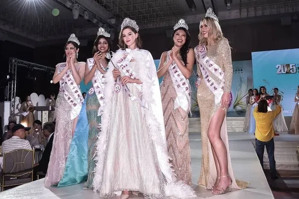 ▲▼全球城市小姐世界盃前5名出爐，俄國小姐尤莉亞奪冠（圖中），亞軍美國小姐布莉安娜(圖左四)，季軍新加坡小姐妮可(圖左二)，第四名波蘭小姐茱莉亞(圖左一)和第五名台灣佳麗鄭安琪 。（圖／中華全球城市選拔協會提供）