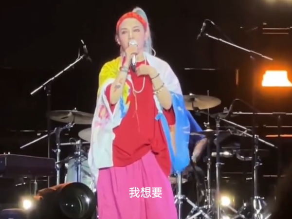 ▲▼范曉萱罕公開提大S！唱對方作詞曲：帶她一起享受舞台。（圖／翻攝自微博）