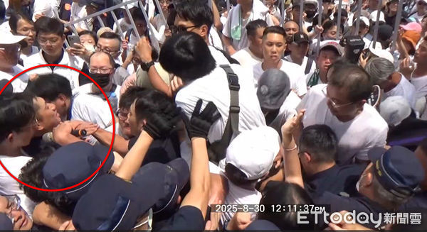 ▲台北市警局公布黃國昌勒頸另一角度畫面。（圖／記者張君豪翻攝）