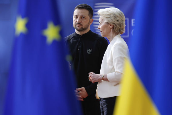 ▲▼歐盟執委會主席馮德萊恩（Ursula von der Leyen）、烏克蘭總統澤倫斯基（Volodymyr Zelenskyy）在布魯塞爾的歐盟高峰會（European Council）大樓。（圖／達志影像／美聯社）