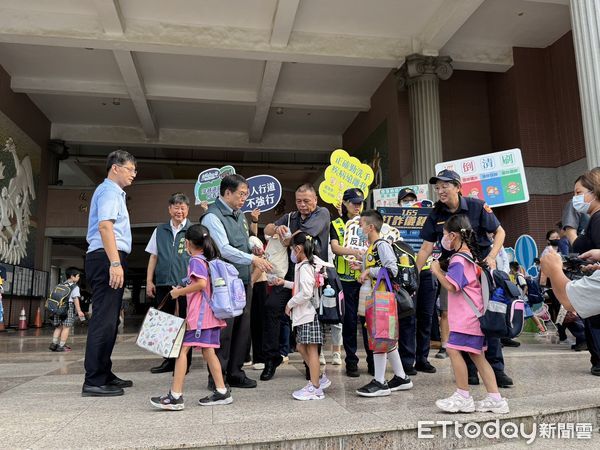 ▲台南市長黃偉哲與南警攜手啟動「護童專案」，永康國小學童開學平安上學。（記者林東良翻攝，下同）