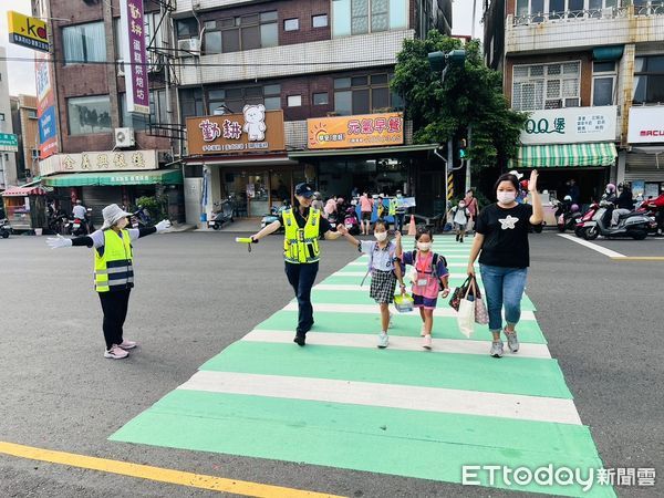 ▲台南市長黃偉哲與南警攜手啟動「護童專案」，永康國小學童開學平安上學。（記者林東良翻攝，下同）