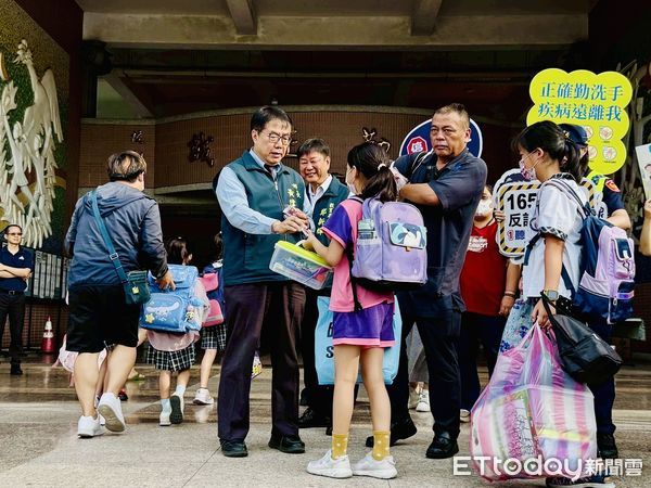 ▲台南市長黃偉哲與南警攜手啟動「護童專案」，永康國小學童開學平安上學。（記者林東良翻攝，下同）