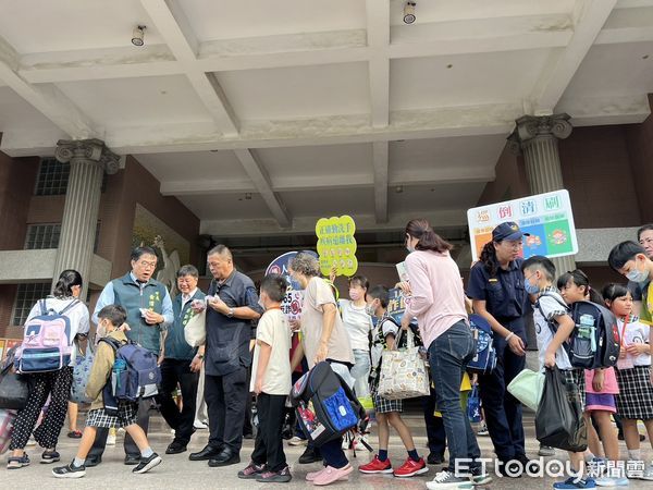 ▲台南市長黃偉哲與南警攜手啟動「護童專案」，永康國小學童開學平安上學。（記者林東良翻攝，下同）