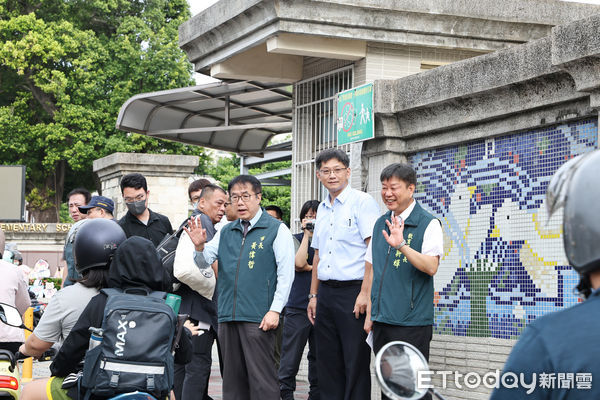 ▲台南市長黃偉哲開學首日視察永康國小，迎接小朋友返校上課。（記者林東良翻攝，下同）
