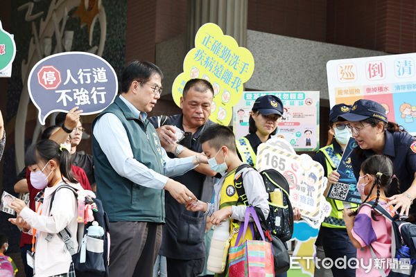 ▲台南市長黃偉哲開學首日視察永康國小，迎接小朋友返校上課。（記者林東良翻攝，下同）
